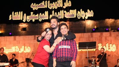 أطيب قلب.. لفتة إنسانية لـ مصطفى حجاج مع أطفال من ذوي الهمم بمهرجان القلعة