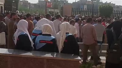 انقلبت بهم السيارة.. جنازة جماعية لطبيب وزوجته ونجلهما في سمالوط بالمنيا