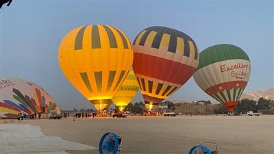 18 رحلة بالون تقل 200 سائحًا في سماء الأقصر