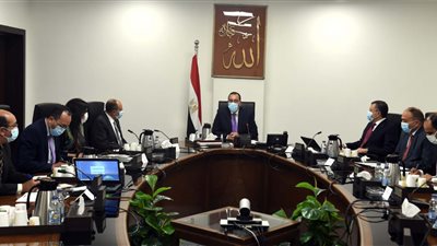 رئيس الوزراء يناقش آليات فض التشابكات المالية بين وزارتي الطيران والبترول