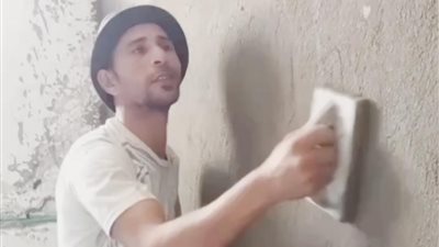 مواهب مدفونة.. رحلة عامل محارة بـ اليومية مع الشِعر: حسيت بأمل لما شوفت المطرب النقاش │ فيديو