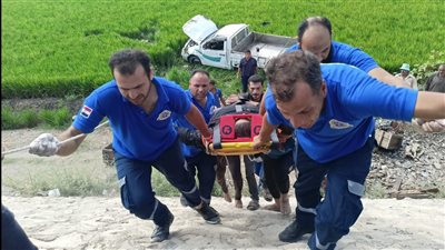 رجال الإسعاف يستخدمون الحبال لانتشال مصاب انقلبت سيارته في أرض زراعية بكفر الشيخ | صور