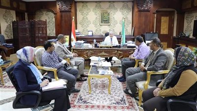 محافظ المنيا يناقش آلية دعم الفرص والمشروعات الاستثمارية