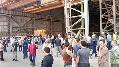 عمال مصنع بشاي للحديد والصلب يعتصمون للمطالبة بتعديل الرواتب.. ورئيس الشركة يرد