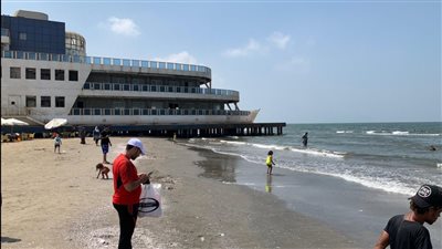 عوامة وجردل.. 5 جنيهات فقط للاستمتاع بقضاء يوم على شاطئ الغلابة ببورسعيد | صور وفيديو