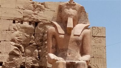 الآثار تعلن الانتهاء من ترميم تمثال الملك تحتمس الثاني بمعابد الكرنك | صور 