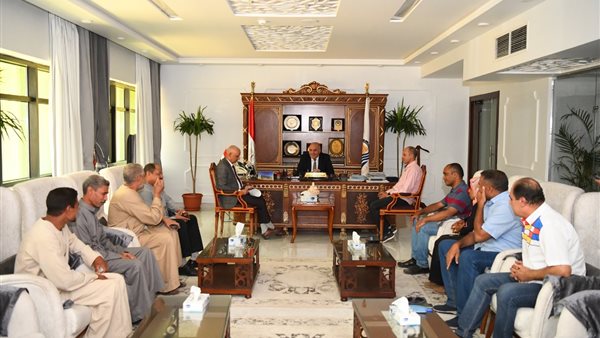 احتماع محافظ قنا