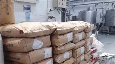 التحفظ على 1.25 طن لبن بودرة وكيماويات مجهولة المصدر في مصانع بالعاشر من رمضان