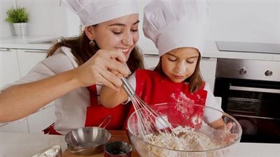 وصفات كيك بالفانيليا والشوكولاتة.. كيكة هشة وسريعة التحضير بالفيديو