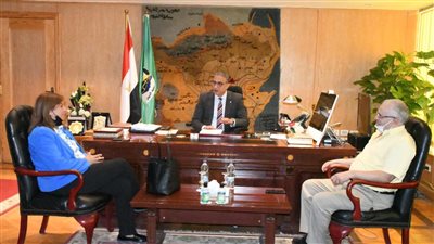 محافظ الفيوم يُناقش توفير سكن بديل لقاطني العمارات الآيلة للسقوط