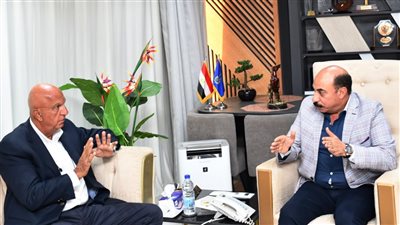 محافظ أسوان يستعرض مع رئيس أكبر الشركات الداجنة والغذائية تنفيذ مشروع التسمين ببنبان