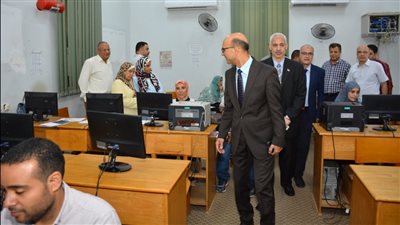 رئيس جامعة أسيوط يتابع أعمال التسجيل الإلكتروني للطلاب الراغبين في الالتحاق بالجامعة الأهلية