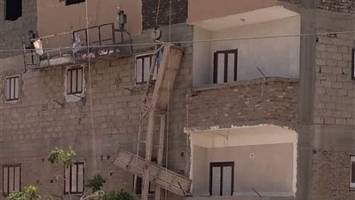 إصابة عاملين إثر سقوطهما من أعلى سقالة في قنا 