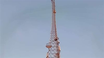 للمرة الخامسة.. شاب يتسلق برج اتصالات ويهدد بالانتحار بالبحيرة