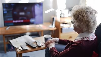 الجلوس أمام التلفاز يضر بالصحة العقلية لدى كبار السن | دراسة 