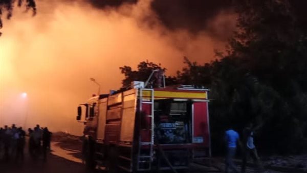 جانب من إطفاء حريق