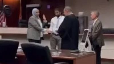 محجبة وأدت القسم على المصحف الشريف.. ليلى إكرام أول مسلمة تتقلد منصب قاضية بأمريكا | بث مباشر 