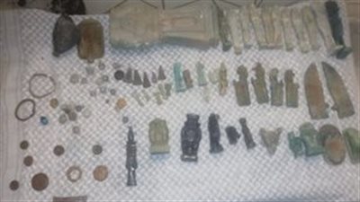 ترجع للعصرين الفرعوني والروماني.. ضبط 79 قطعة أثرية بحوزة شخص بالجيزة | صور