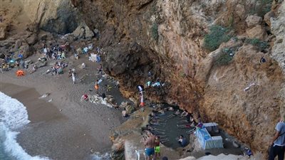 لافتة تمنع الاختلاط بين الرجال والنساء في حمام استشفائي تثير الجدل بالمغرب