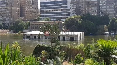 نصفها في المياه.. غرق عوامة سكنية في منتصف نهر النيل بمنطقة الكيت كات | فيديو