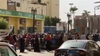 500 جنيه إعانة.. شائعة تتسبب في تدافع كبير على مكتب بريد بـ الأقصر | بث مباشر 