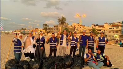 البحر الأبيض.. مبادرة لتنظيف شاطئ العريش بمشاركة شباب متطوعين