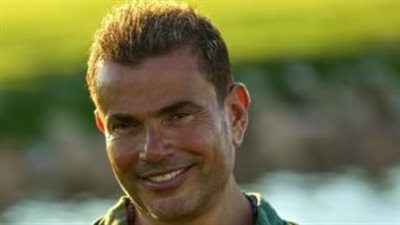 رفض الغناء في أضواء المدينة وهذا سر ارتداه الكاجول.. محطات من حياة عمرو دياب في عيد ميلاده