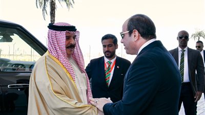 السيسي يودع العاهل البحريني من مطار العلمين الدولي