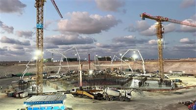 أكبر قاعدة خرسانية في إفريقيا.. الشركة الصينية تنتهي من أساسات البرج الأيقوني بالعلمين الجديدة