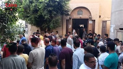 المئات من أهالي العلاقمة بالشرقية يشيعون جثمان اللاعب كمال رضا محارب السرطان إلى مثواه الأخير | بث مباشر