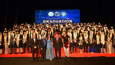 جامعة مصر للعلوم والتكنولوجيا تنظم حفلا ضخما لتخريج دفعة جديدة من كلية تكنولوجيا المعلومات | صور