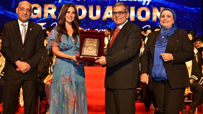  جامعة مصر للعلوم والتكنولوجيا تكرم درة.. والفنانة: فخورة بتكريمي من صرح كبير | صور