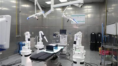 رئيس جامعة القاهرة: بدء استخدام الروبوت الجراحي بوحدة علاج القصور الكلوي مجانًا