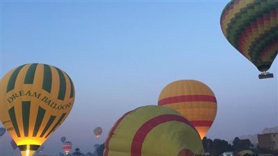 360 سائحا يستمتعون بأجواء الأقصر على متن 18 بالون طائر