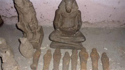 بحوزته 22 قطعة أثرية.. تفاصيل ضبط بائع متجول خلال تنقيبه عن الآثار داخل منزله بسوهاج