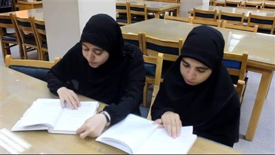 واجهن كل الصعاب.. ليلي وحنان شقيقتان من محو الأمية إلى كلية الآداب جامعة بنى سويف | صور 