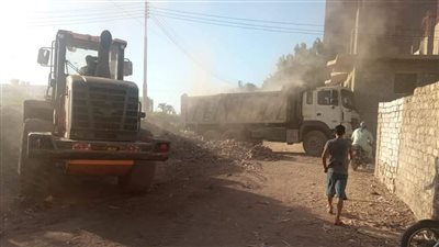 استجابة لشكوى الأهالي.. رفع المخلفات وتراكمات القمامة بجوار محطة سكك حديد دماريس في المنيا