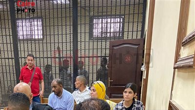 وصول الطالبة ضحية التحرش خلال درس خصوصي إلى المحكمة بالهرم | صور