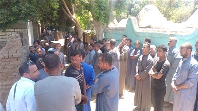 4 نعوش بجنازة واحدة.. الآلاف يشيعون ضحايا حادث انهيار حائط منزل بأسيوط