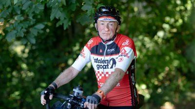 بداية جديدة بعد سن الـ 60.. ممرض متقاعد يسافر عبر العالم بالدراجة ويقطع بها 13 ألف كم