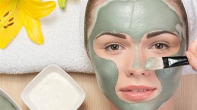 وصفات للبشرة الدهنية.. ماسكات مقشرة ومرطبة ونصائح علاجية مفيدة بالفيديو
