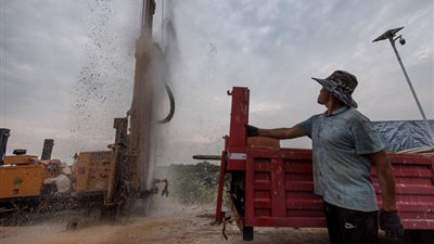 الجفاف يضرب القرى الصينية.. والعمال يحاولون الوصول لـ آبار المياه 