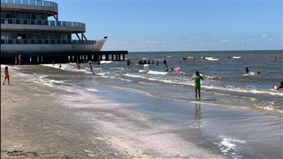 خدمات متميزة ودخول مجاني.. شاطئ بورسعيد قبلة البسطاء في فصل الصيف | صور