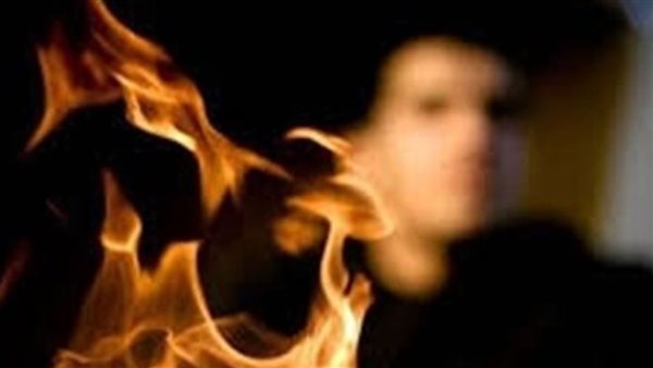 شاب يُشغل النيران