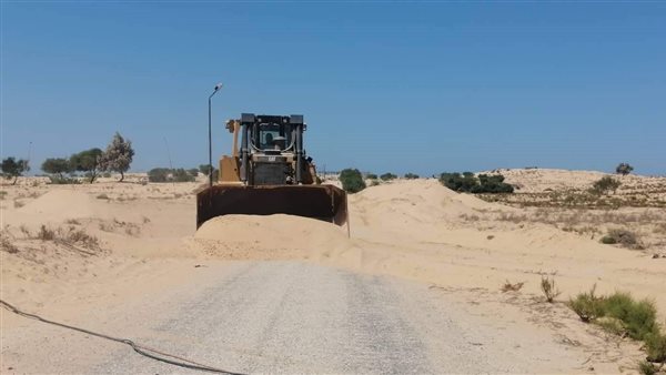 إزالة الرمال من الطريق