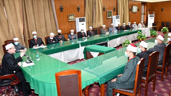 وزير الأوقاف يجتمع