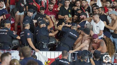 بسبب الشغب.. الشرطة الإسبانية تهاجم جماهير إشبيلية في ديربي الأندلس بالليجا