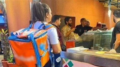 رحمة أشهر دليفري في الإسكندرية: أسير 10 ساعات يوميًا لتوصيل الطلبات.. ووالدي مدير مدرسة | صور