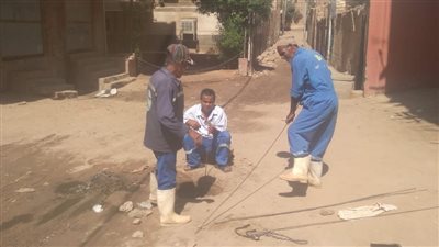 محافظ أسوان يتابع حل مشكلة طفح مياه الصرف الصحي بإدفو