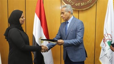 وزير القوى العاملة يُسلم تعويضات لأسر عمالة غير منتظمة بـ 4 محافظات